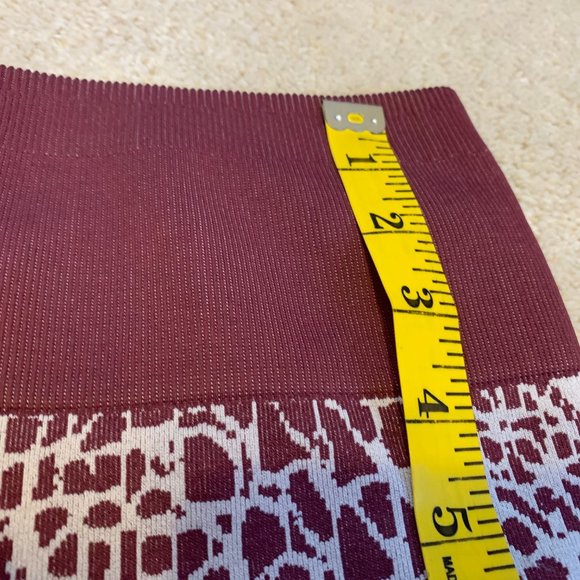 Fabletics High-Waisted Seamless Lace Capri Leggings Burgundy and Sand - Picture 5 of 13